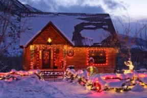 casa con neve e luci di natale