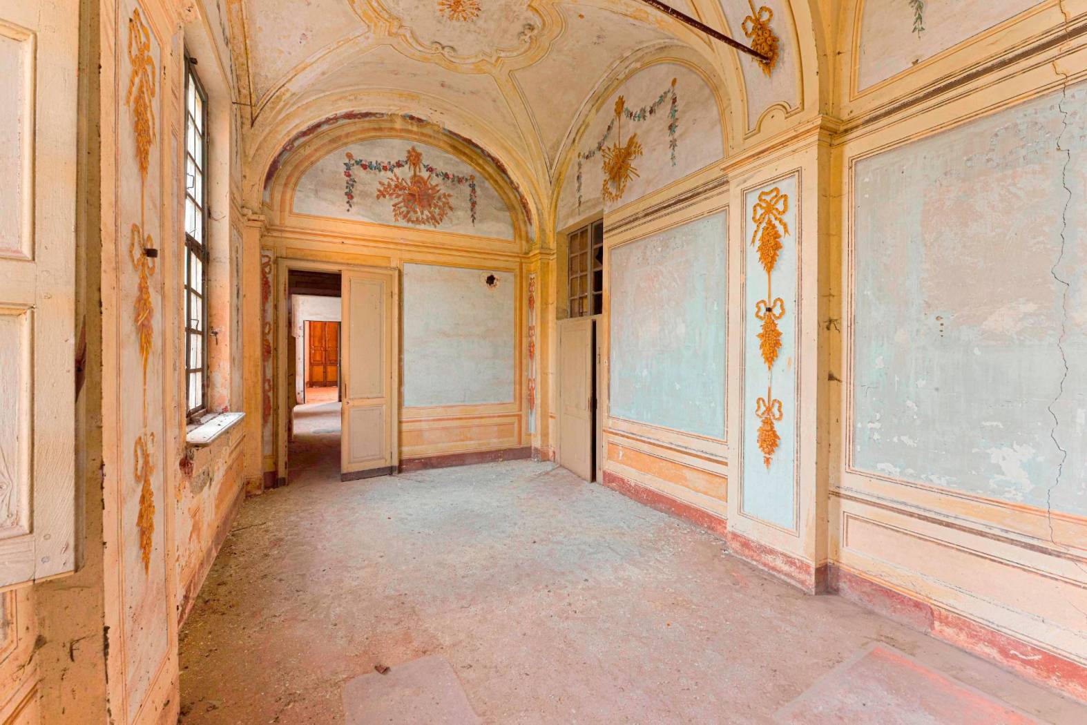 Il castello che ha ospitato Napoleone a Montalenghe è in vendita: ecco quanto costa affreschi villa Montalenghe