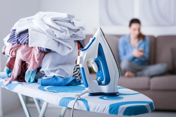 Come stirare senza asse da stiro: soluzioni pratiche per ogni esigenza