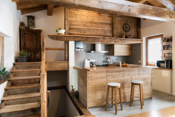 Che colore scegliere per le pareti per valorizzare una cucina di legno?