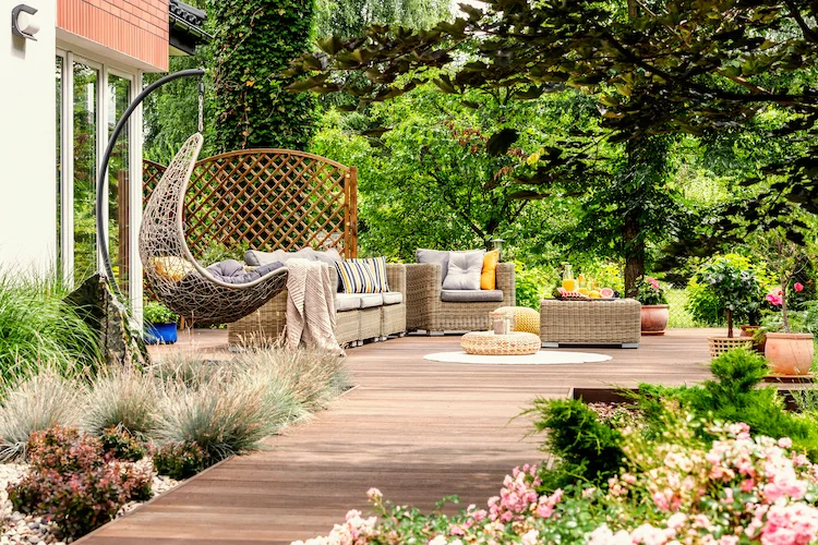 Come arredare un giardino pavimentato