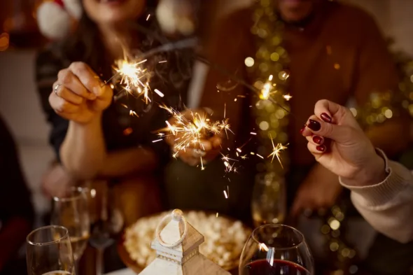 persone festeggiano capodanno