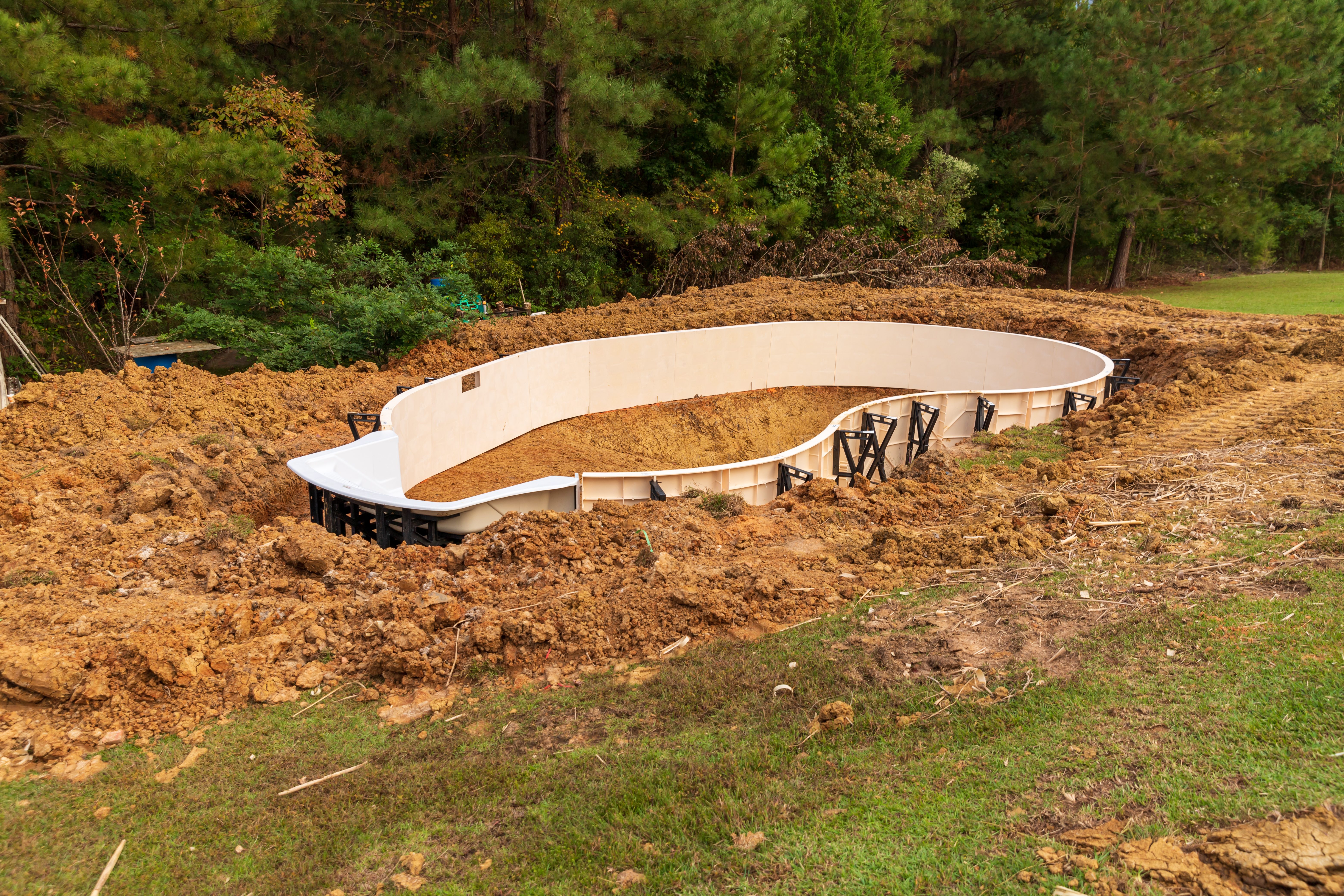 Piscina esterna nel giardino pavimentato