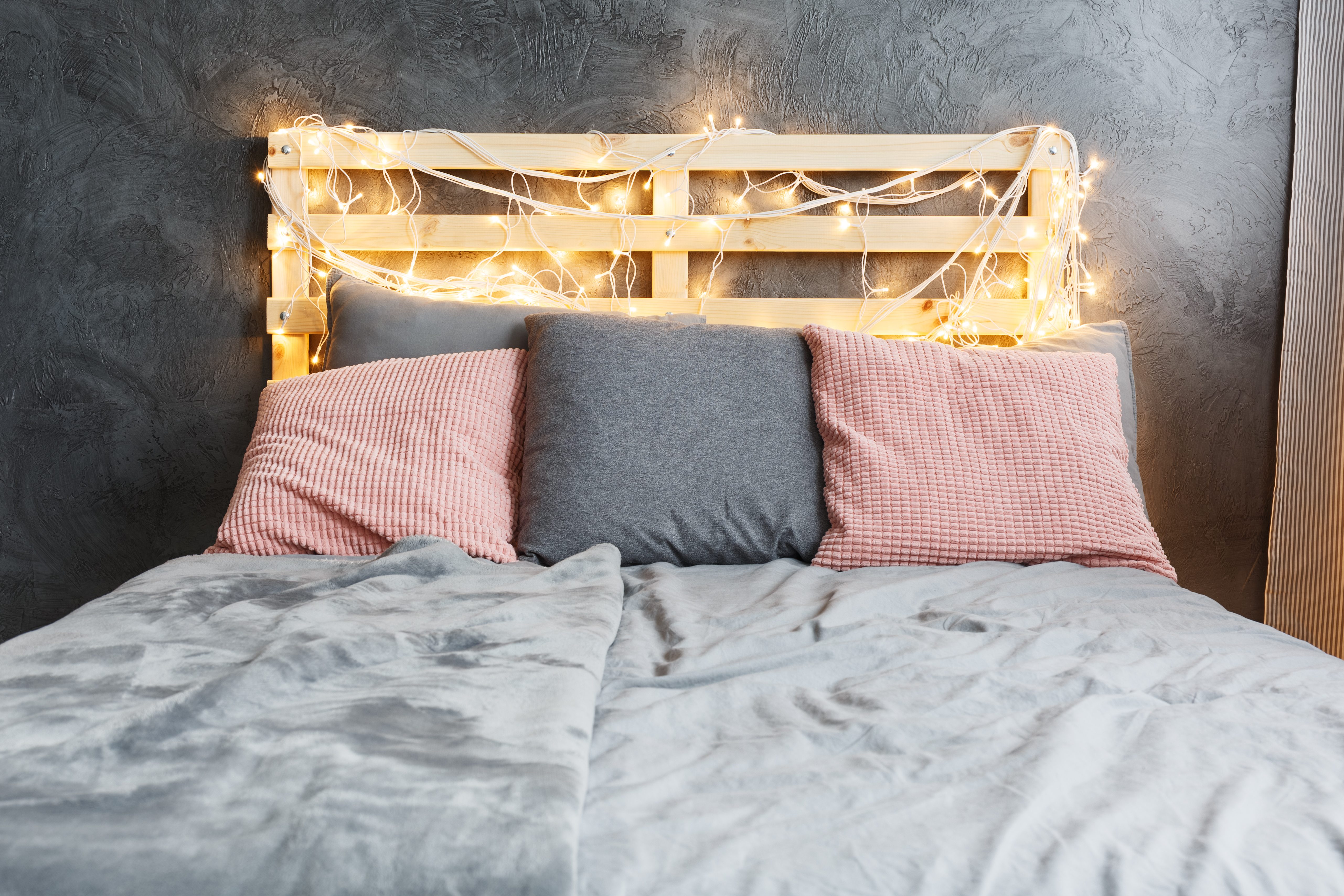 testata del letto con i pallet