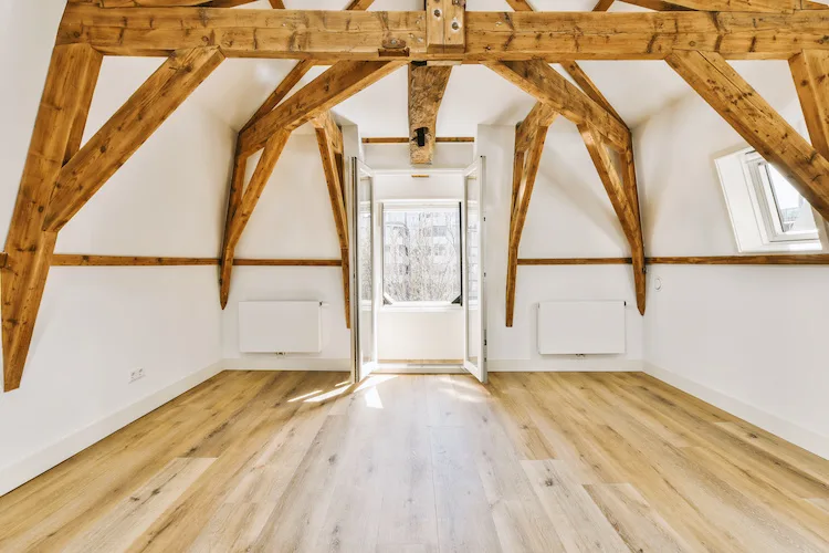 Come scegliere l’illuminazione perfetta per un soffitto con travi a vista