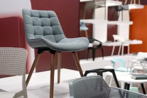 sedia di design in primo piano