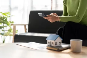 una persona fa i calcoli delle spese