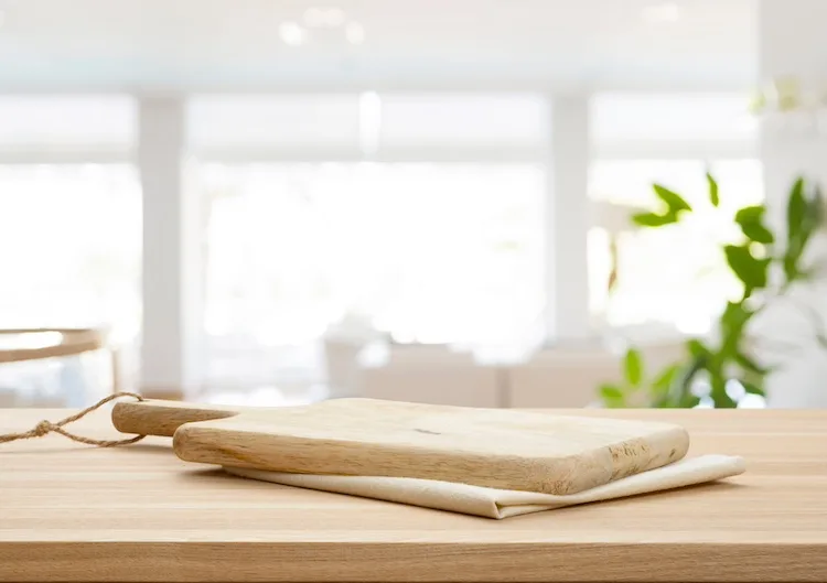 Come pulire il tagliere in legno senza rovinarlo?