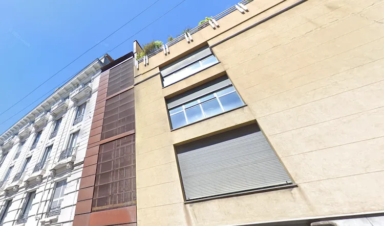 La casa più stretta di Milano? Un palazzo “tappabuchi” largo pochissimi metri