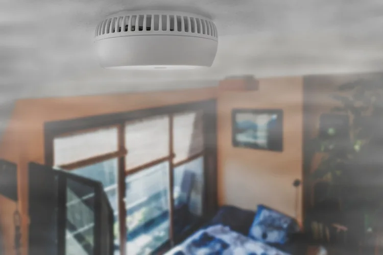 Come funzionano i rilevatori di fumo in casa e in albergo