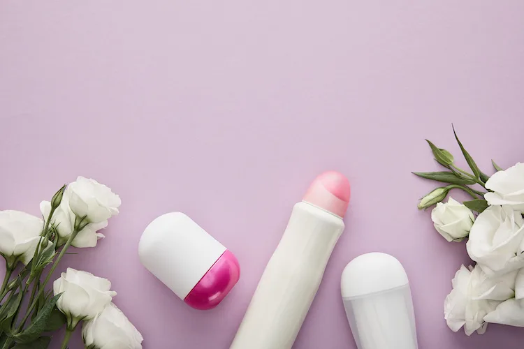 Dove si butta il deodorante finito? Ecco come smaltire le confezioni spray, roll on e stick