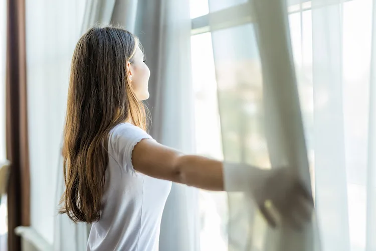 Inquinamento in città e indoor, aprire le finestre per arieggiare la casa è sicuro?