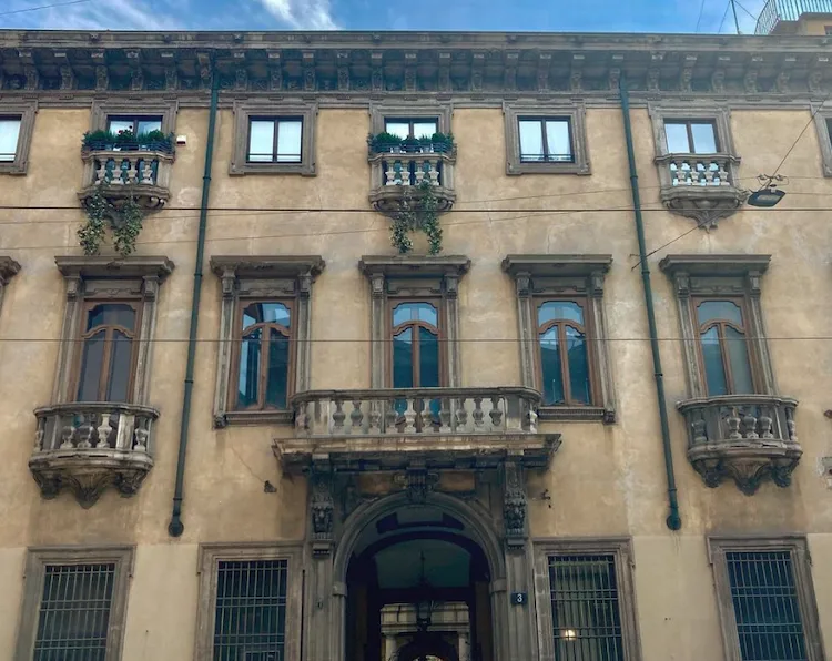 Palazzo Acerbi, la “Casa del Diavolo” di Milano tra storia e leggenda