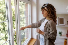 una persona chiude la finestra