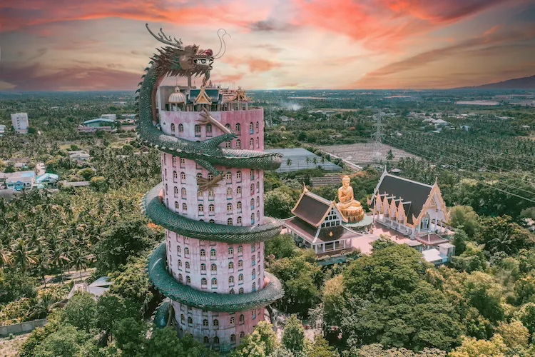 Wat Samphran, il tempio thailandese con una torre avvolta dal dragone