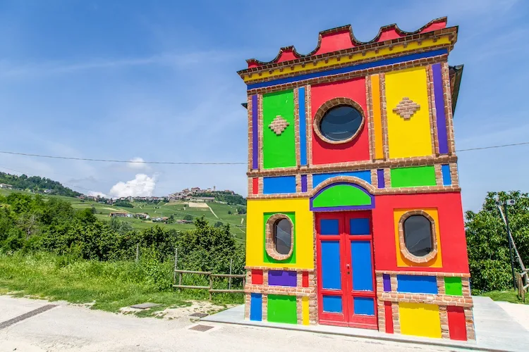 Cappella del Barolo o delle Brunate, la coloratissima chiesetta nelle Langhe