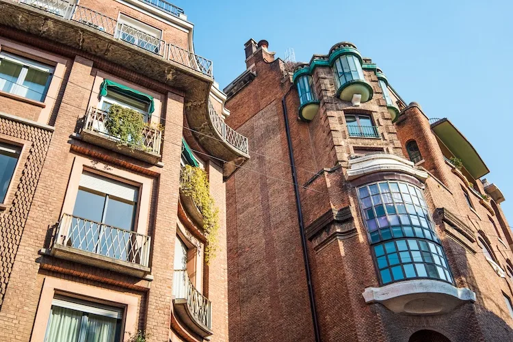 Palazzo Fidia di Milano, tra mattoni a vista ed eleganti bow-window