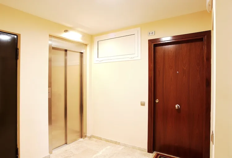 Il pianerottolo condominiale all’ultimo piano può essere ad uso esclusivo?