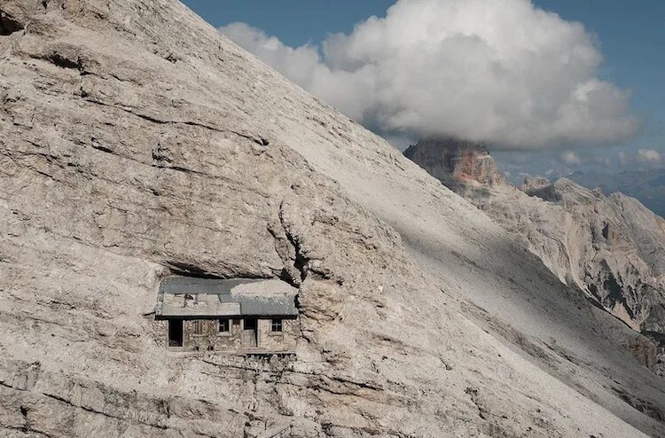 Bivacco Buffa di Perrero, l’incredibile rifugio incastrato nella roccia delle Dolomiti