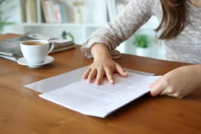 una persona con un documento