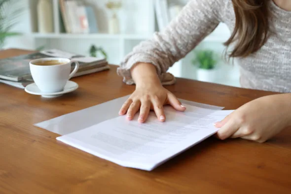 una persona con un documento