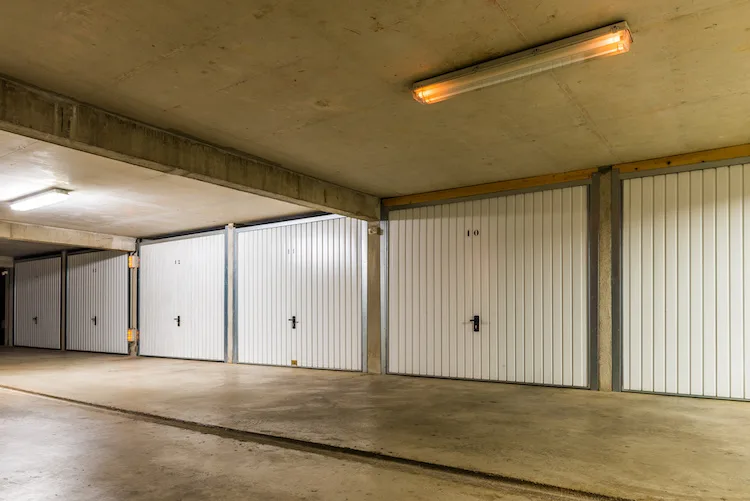 Garage condominiale non a norma di legge, cosa fare e cosa si rischia?