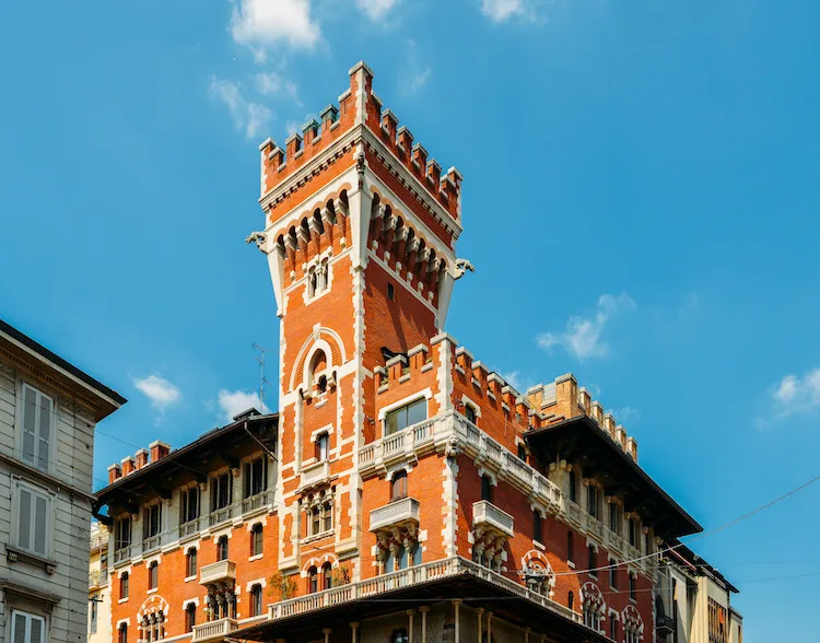 Palazzo Viviani Cova, un (finto) castello medievale nel cuore di Milano