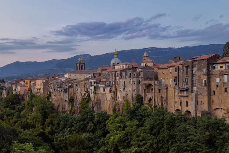 Perché Sant’Agata dei Goti è chiamato “il borgo sospeso”
