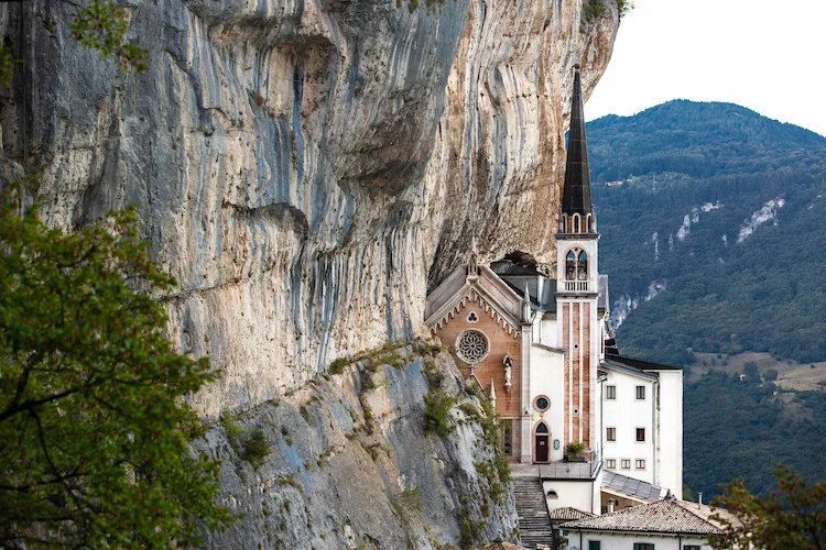 Perché il Santuario della Madonna della Corona è incastonato nella roccia