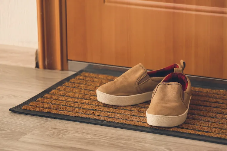 Si possono lasciare le scarpe sullo zerbino davanti alla porta di casa?