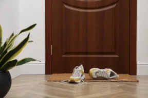 scarpe davanti alla porta