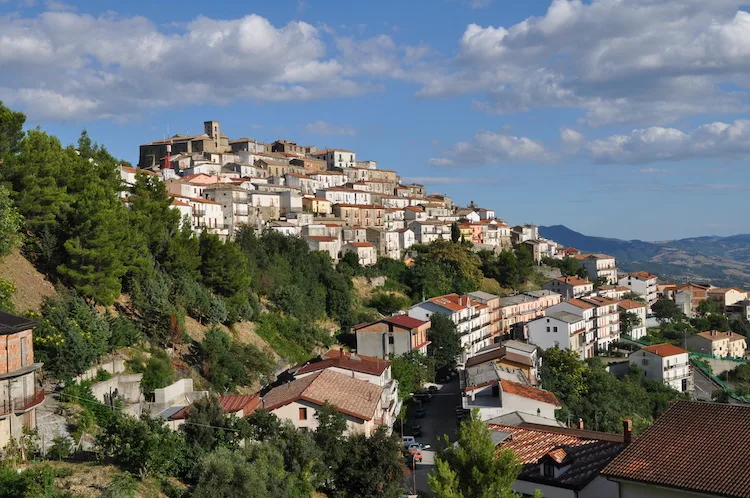 Vivere a Colobraro, il borgo innominabile famoso per portare sfortuna