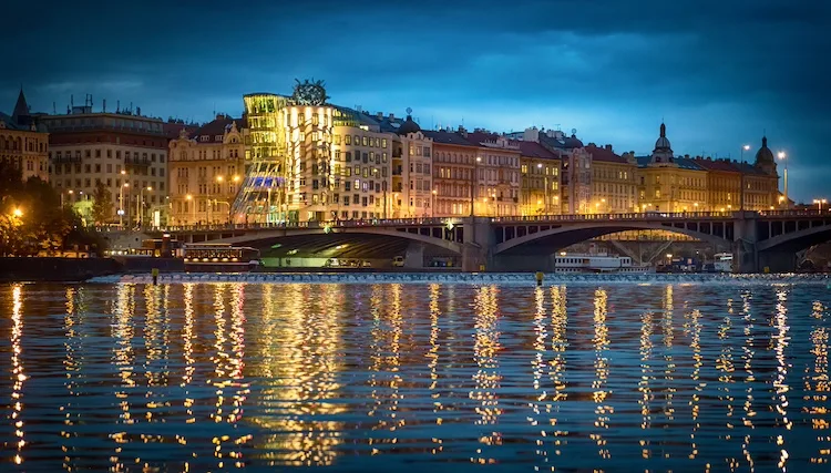 Storia, curiosità e info per visitare la Casa Danzante simbolo di Praga