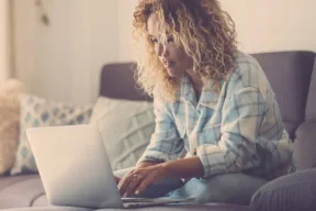 una donna al pc