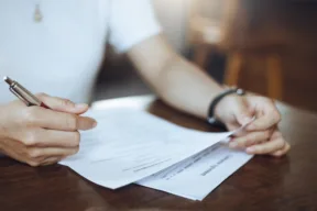 una persona legge un documento