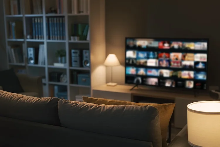 TV accesa ad alto volume di notte in condominio, è reato e cosa si rischia?