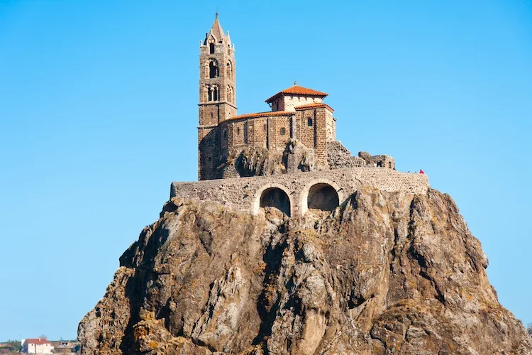 Cappella di Saint-Michel d’Aiguilhe, il santuario costruito in cima a un camino vulcanico