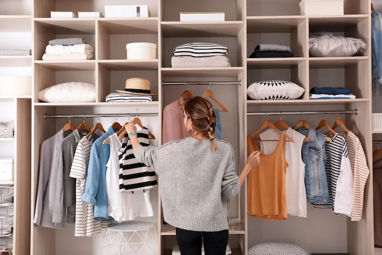 Come fare decluttering con il metodo delle grucce al contrario