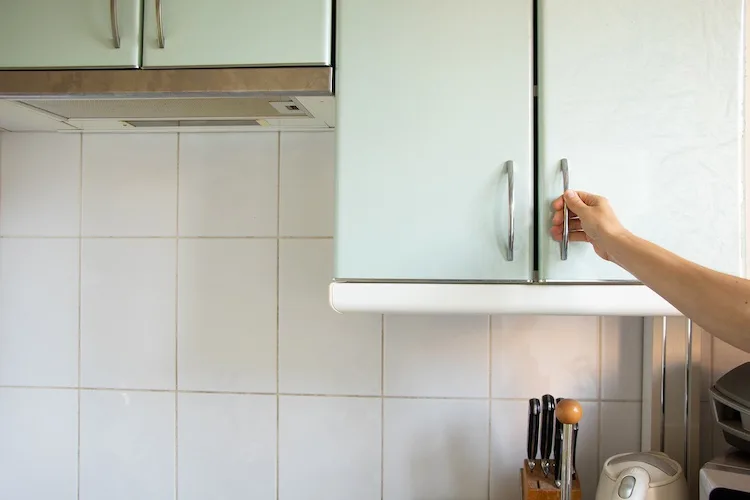 Come pulire le maniglie delle ante della cucina