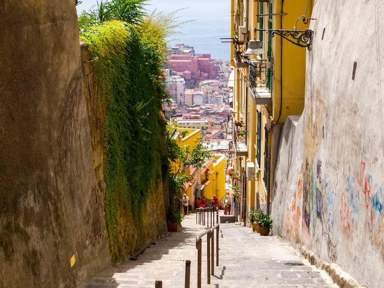 Dove iniziano le Scale del Petraio a Napoli?
