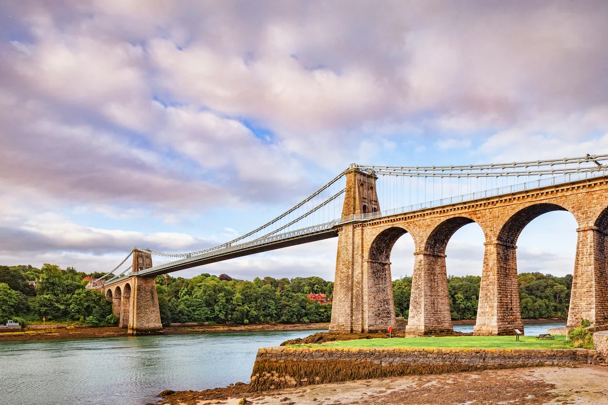 Dove si trova e com’è fatto il Menai Bridge, il “ponte di Re Carlo”