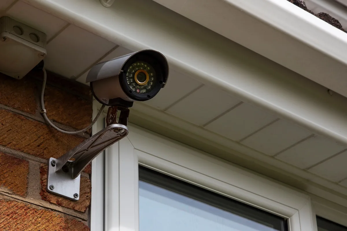 È legale mettere telecamere di videosorveglianza finte all’ingresso di casa?