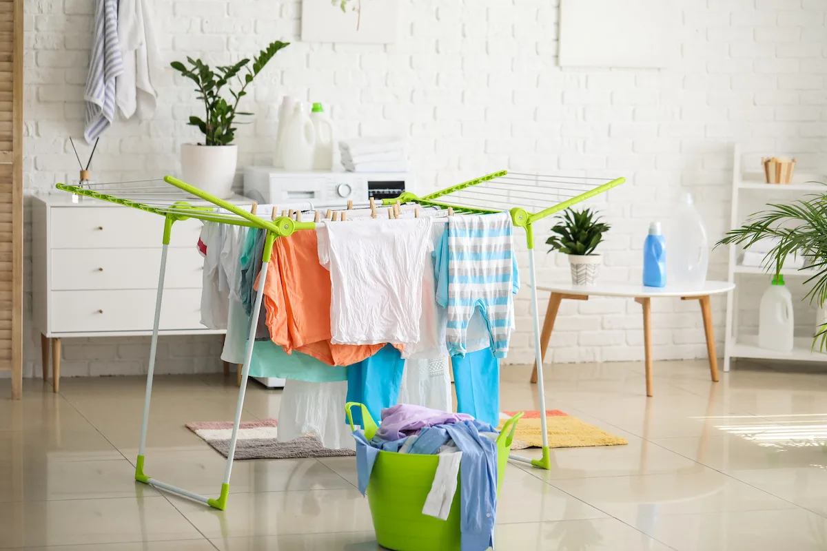 È meglio stendere il bucato dentro o fuori casa?