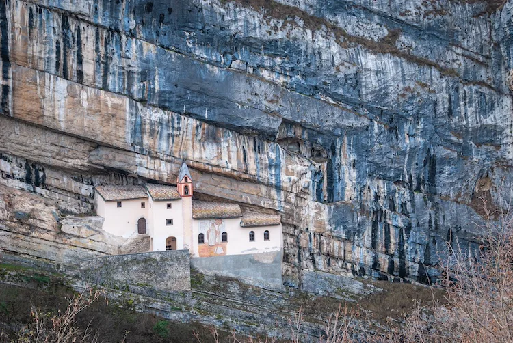 Eremo di San Colombano, dove si trova il monastero incastrato nella roccia a 120 metri di altezza
