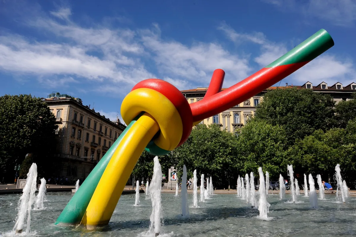 Perché a Milano, in Piazzale Cadorna, ci sono Ago e Filo?
