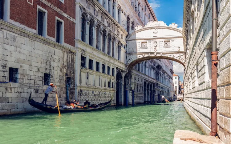 Perché il Ponte dei Sospiri a Venezia si chiama così?