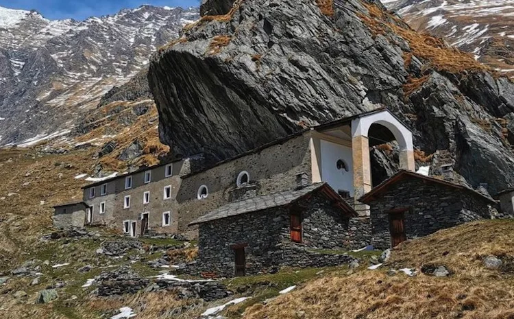 Santuario di San Besso, la chiesa “schiacciata” dalla roccia vicino a Cogne