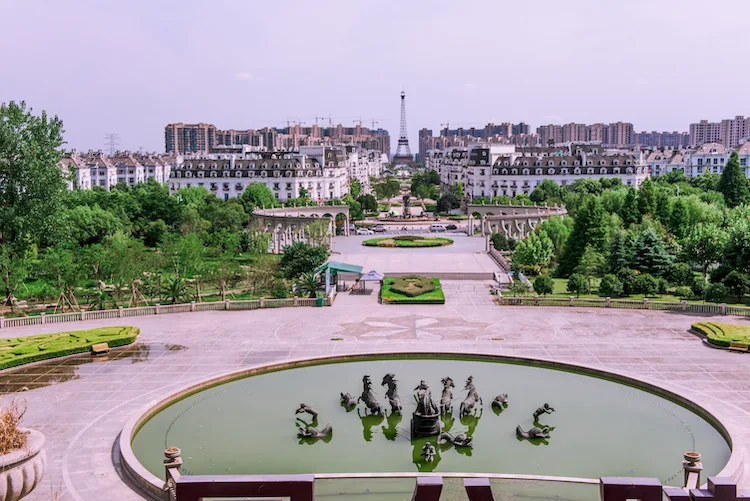 Tianducheng, la città in Cina copia di Parigi (con tanto di Tour Eiffel)