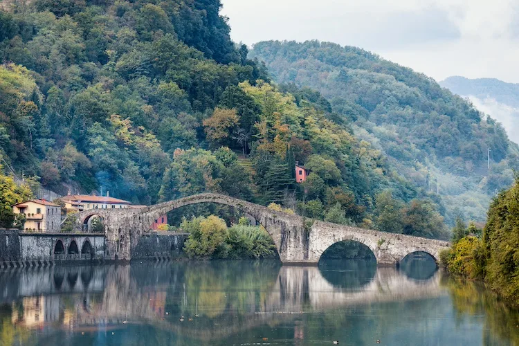 Storia e leggenda del Ponte del Diavolo in provincia di Lucca: perché si chiama così?