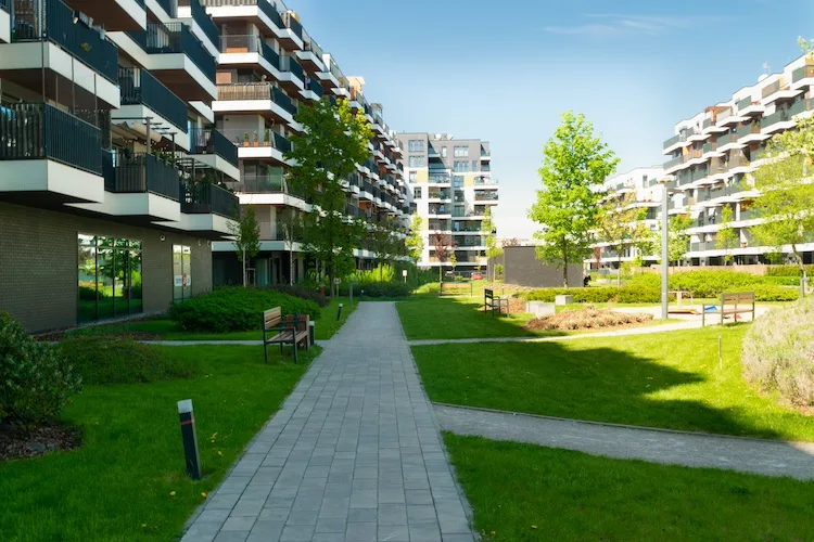 Si possono piantare fiori e altre piante nel giardino condominiale?